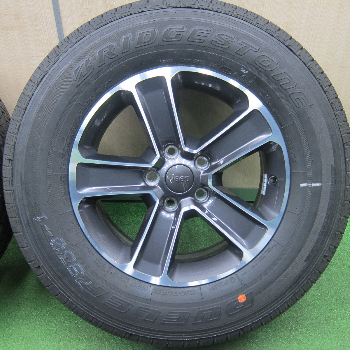 [送料無料] 新車外し！23年★JEEP ジープ ラングラー アンリミテッド サハラ 純正 255/70R18 ブリヂストン デューラー H/T 685 18インチ PCD127/5H★4121408TNノ