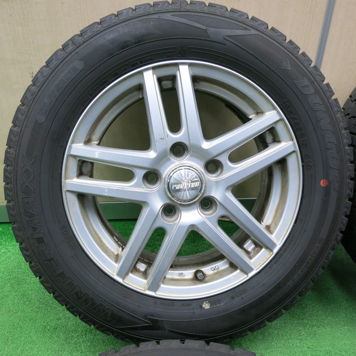 [送料無料] バリ溝！22年！9.5分以上★スタッドレス 195/65R15 ダンロップ ウインターマックス WM02 ravrion ラブリオン 15インチ PCD114.3/5H★4111910TNス