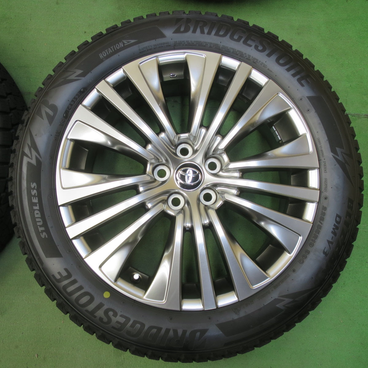 バリ溝！22年！キレイ！9分★トヨタ 80系 ハリアー Zグレード 純正 225/55R19 スタッドレス ブリヂストン ブリザック DM-V3 19インチ PCD114.3/5H★5081101イス
