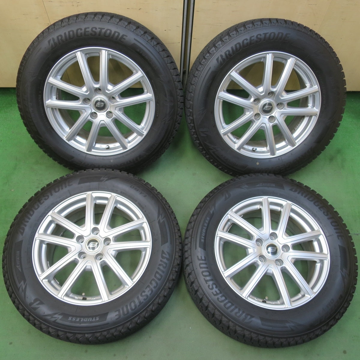 バリ溝！22年！キレイ！9.5分★スタッドレス 225/65R17 ブリヂストン ブリザック DM-V3 STRANGER ストレンジャー 17インチ PCD114.3/5H★6041502イス