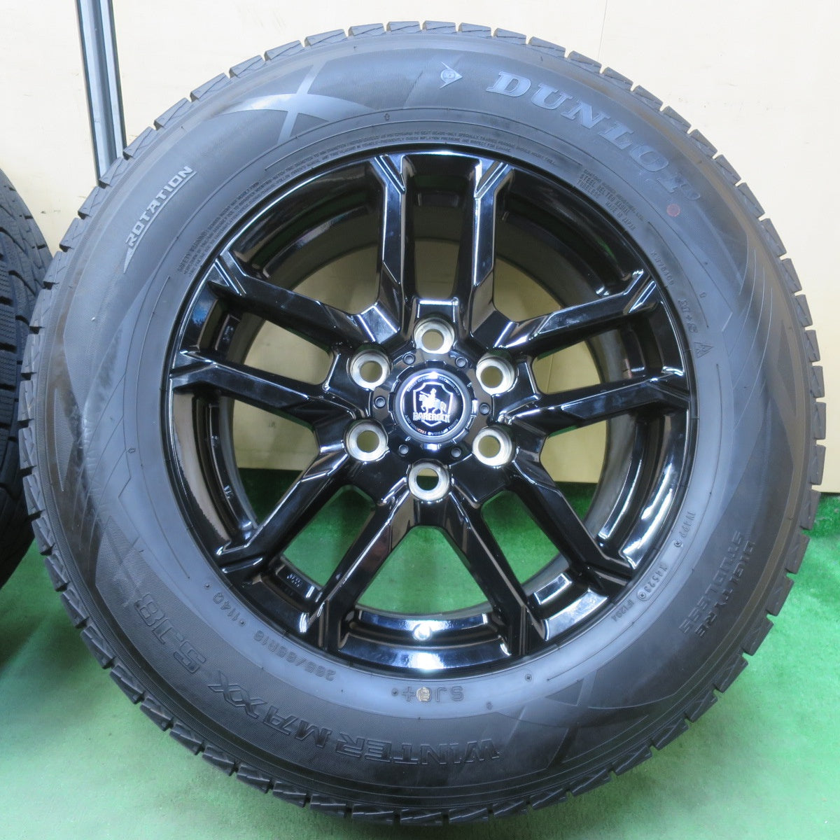 バリ溝！23年！キレイ！9.5分★スタッドレス 265/65R18 ダンロップ ウインターマックス SJ8+ BAREROCK BISON ベアロック バイソン 18インチ PCD139.7/6H★5110305イス