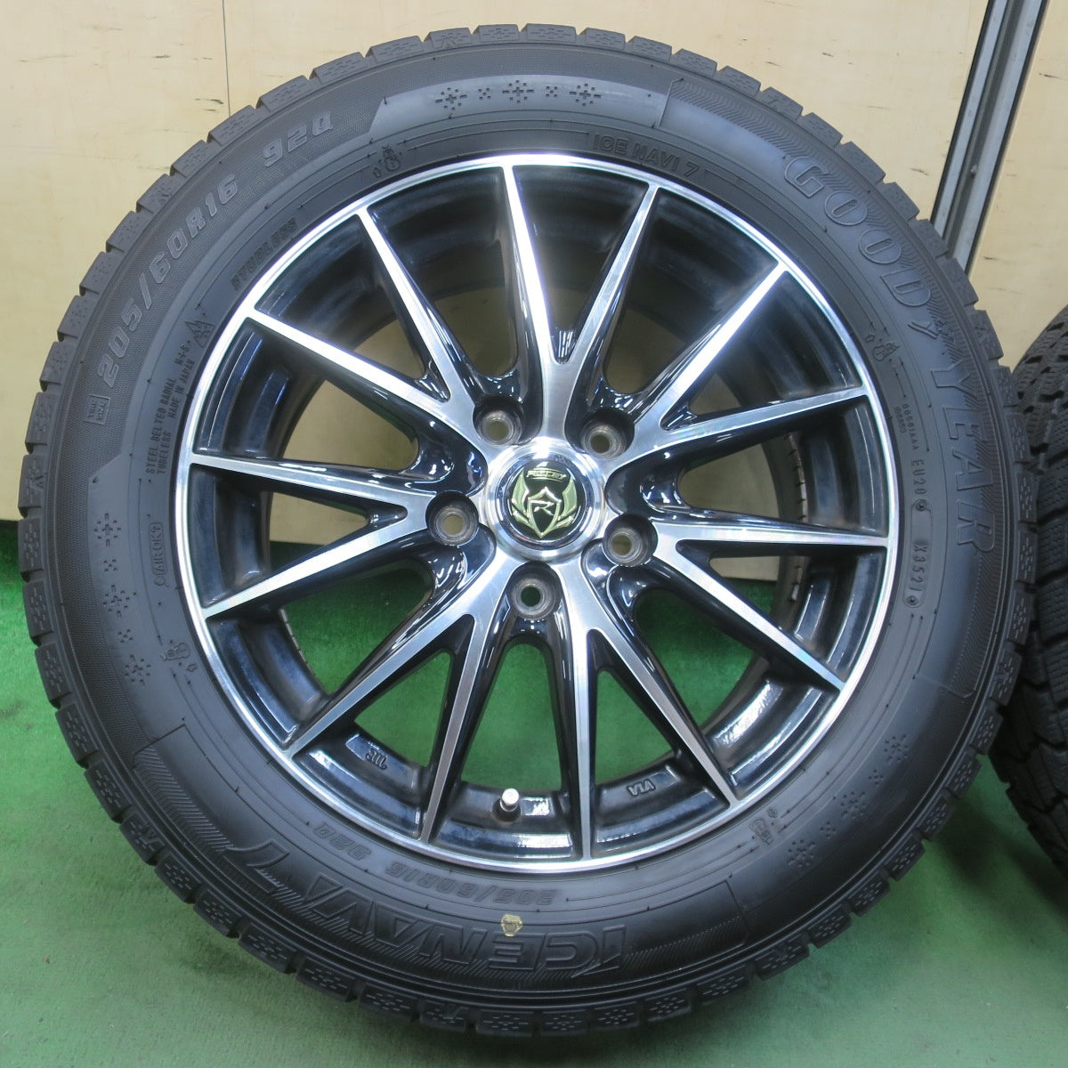 バリ溝！9分★スタッドレス 205/60R16 グッドイヤー アイスナビ7 RiZLEY ライツレー 16インチ PCD114.3/5H★6043013イス