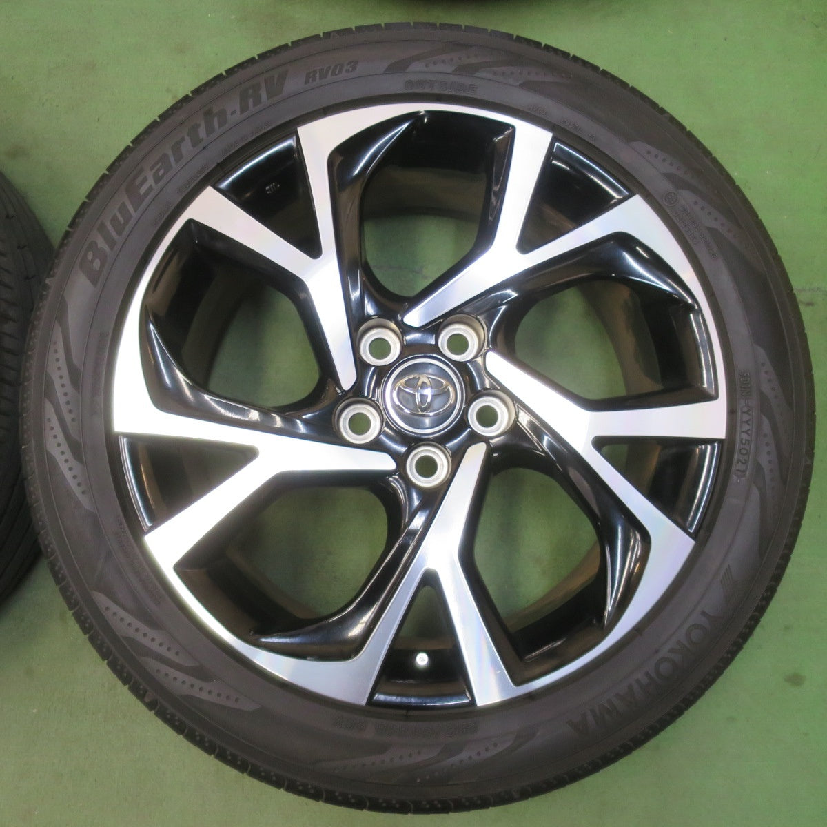 バリ溝！キレイ！9.5分★トヨタ C-HR 純正 225/50R18 ヨコハマ BluEarth-RV RV03 18インチ CHR PCD114.3/5H★6031410イノ