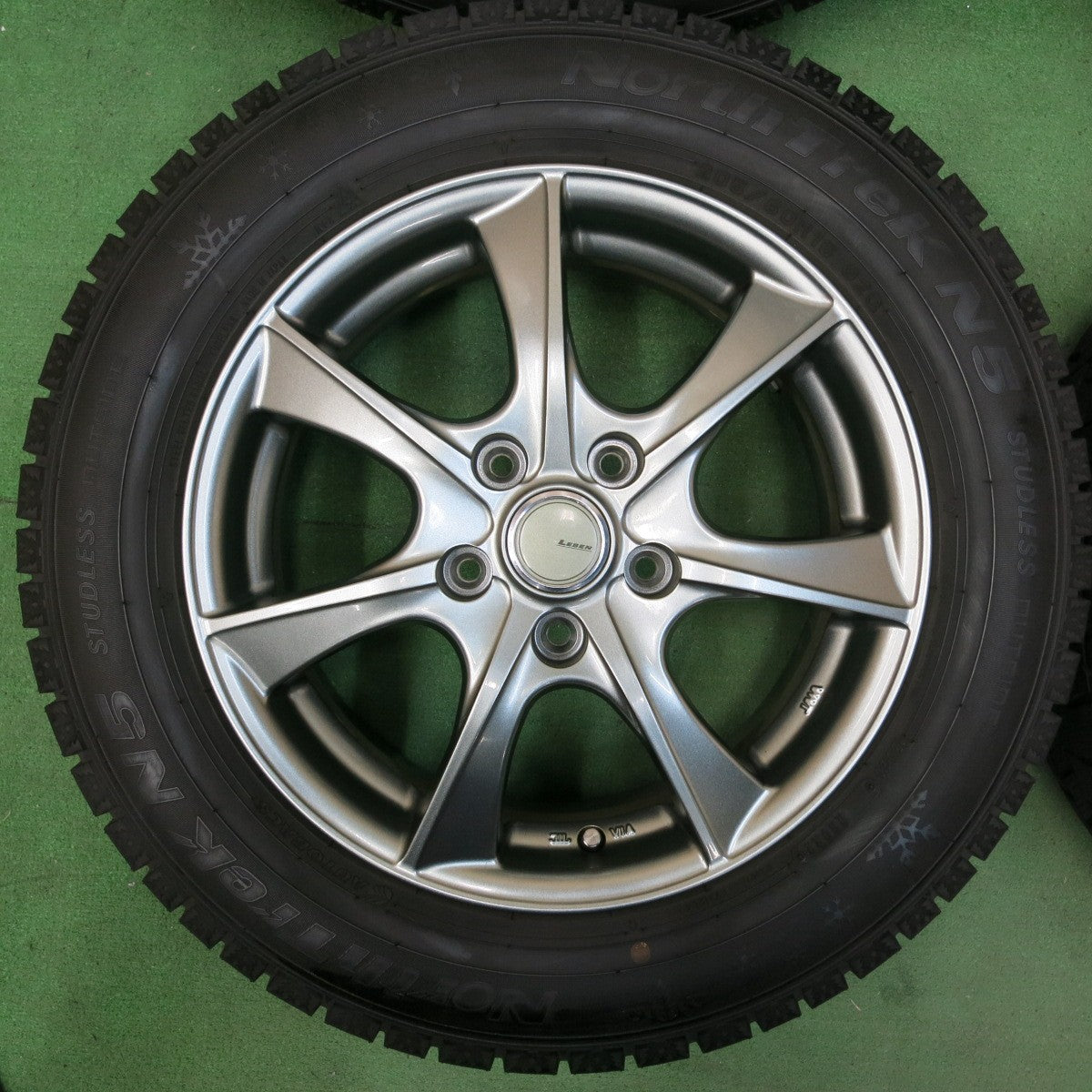 [送料無料] バリ溝！22年！キレイ！9.5分以上★スタッドレス 205/60R16 オートバックス ノーストレック N5 LEBEN レーベン 16インチ PCD114.3/5H★4100208SYス