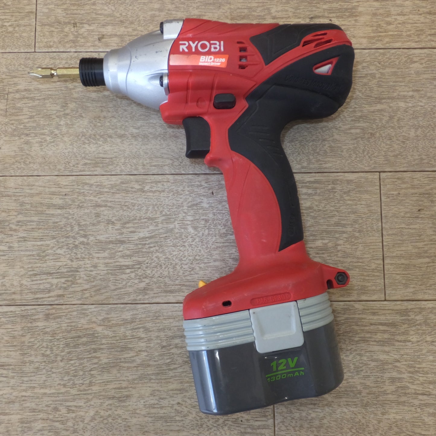 [送料無料] ★リョービ RYOBI 充電式インパクトドライバ BID-1226　電池パック B-1203M1 2個　充電器 BC-1205　セット★