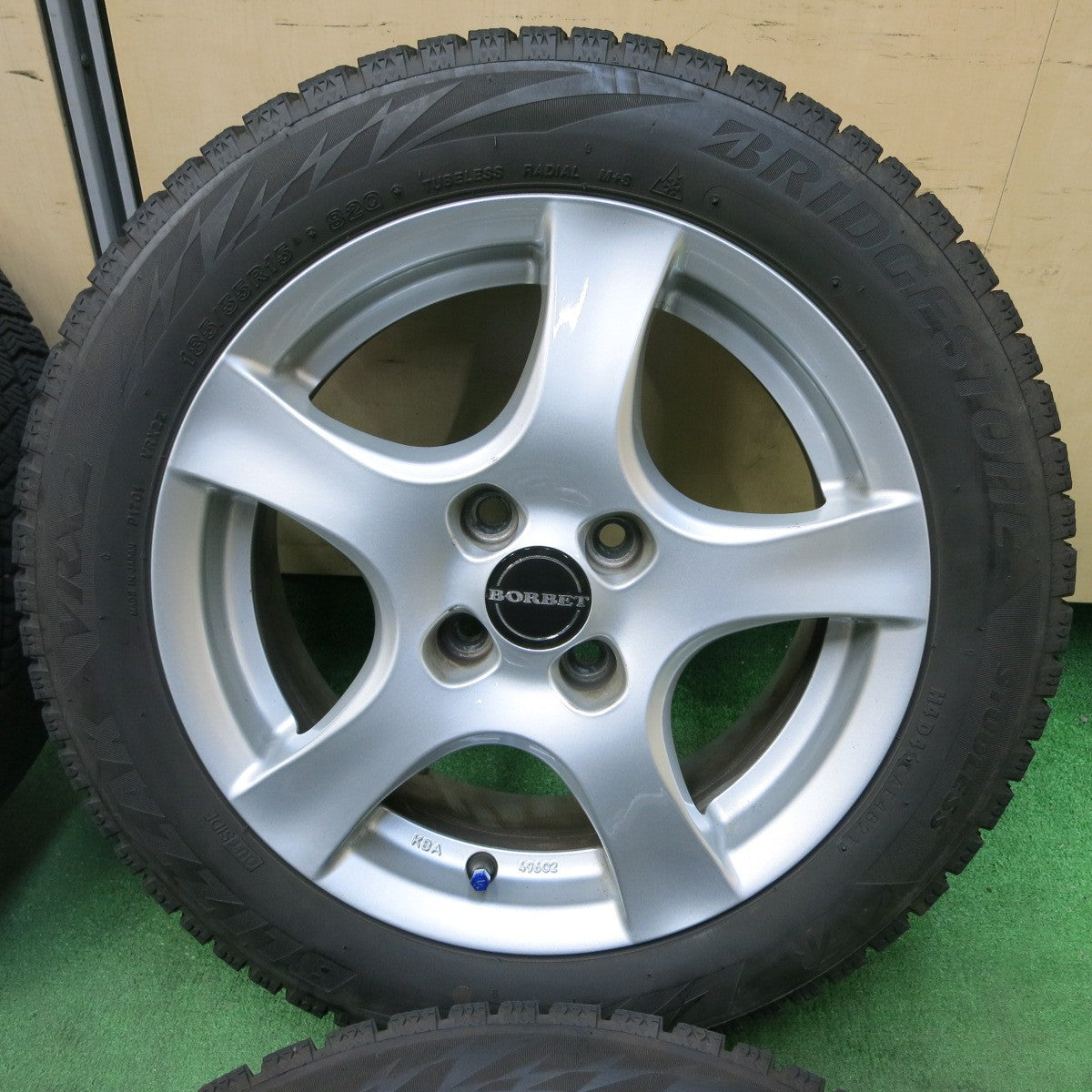 [送料無料] バリ溝！21年！キレイ！9.5分★FIAT フィアット 500 等 BORBET 185/55R15 スタッドレス ブリヂストン ブリザック VRX2 ボルベット PCD98/4H★4111210SYス