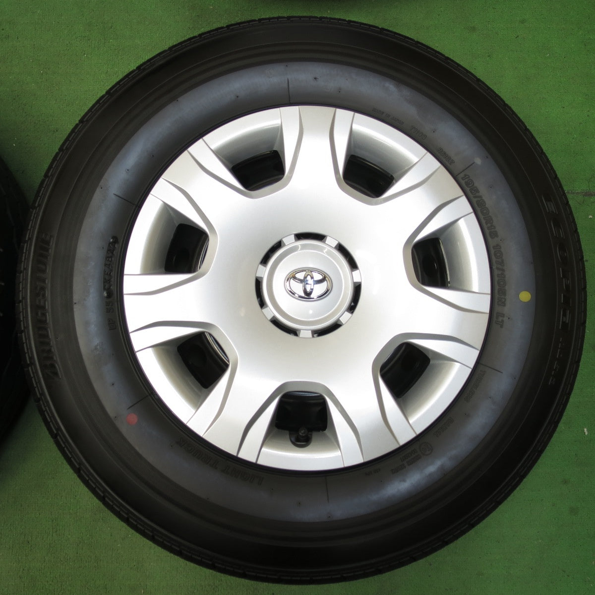 [送料無料] 新車外し！22年★トヨタ 200系 ハイエース 純正 スチール 195/80R15 107/105N ブリヂストン エコピア RD613 15インチ PCD139.7/6H★5032904イノ