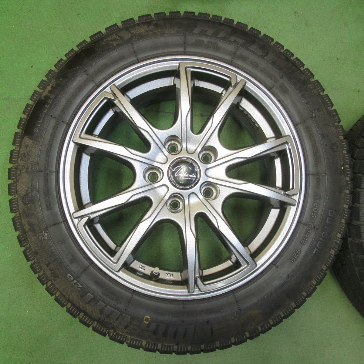 バリ溝！23年！キレイ！9.5分★スタッドレス 205/60R16 ハイフライ Win-turi 216 Verthandi ヴェルサンディ ヴェルザンディ 16インチ PCD114.3/5H★5081102イス