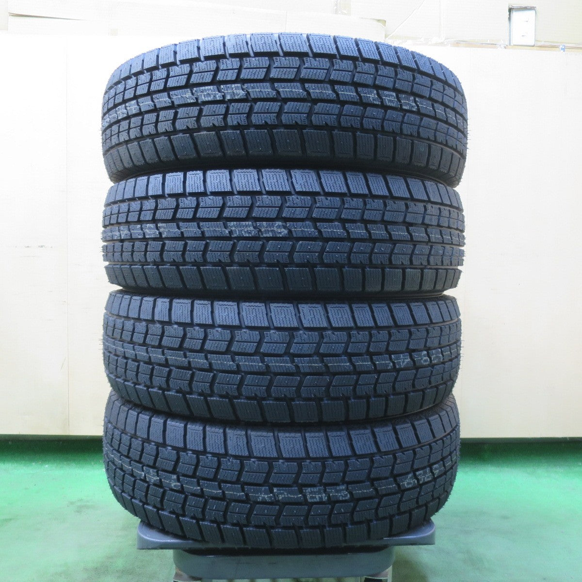 未使用！25年★スタッドレス 195/60R17 グッドイヤー アイスナビ7 タイヤ 17インチ ライズ ロッキー 60系 プリウス 等★6030412イスタ