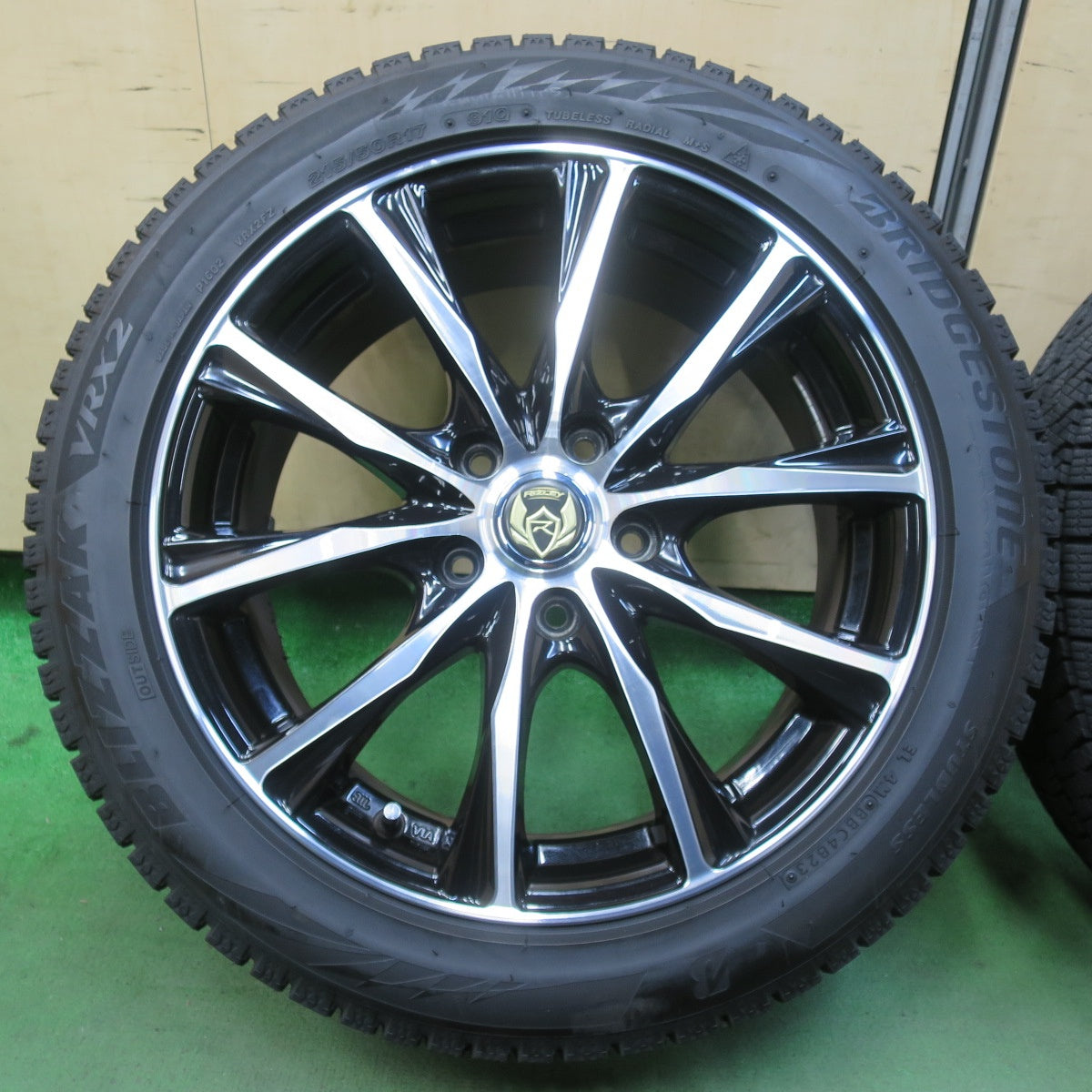 バリ溝！23年！キレイ！9.5分★スタッドレス 215/50R17 ブリヂストン ブリザック VRX2 RiZLEY ライツレー 17インチ PCD114.3/5H★5102706イス