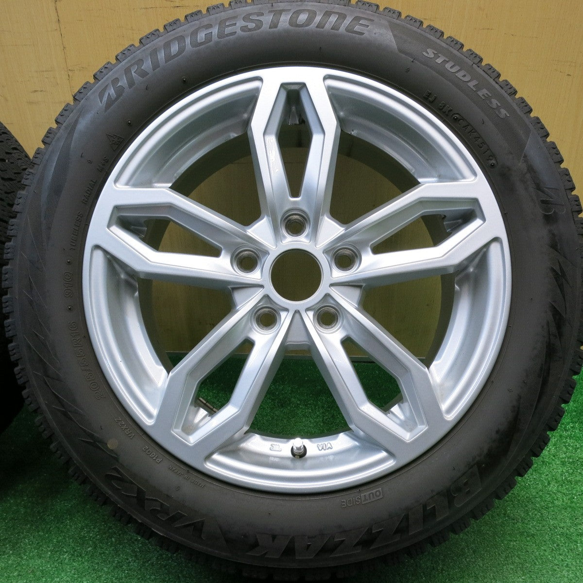 バリ溝！8.5分★MINI ミニ クラブマン 等 AGA Welt 205/55R16 スタッドレス ブリヂストン ブリザック VRX2 16インチ PCD112/5H★5110815HAス