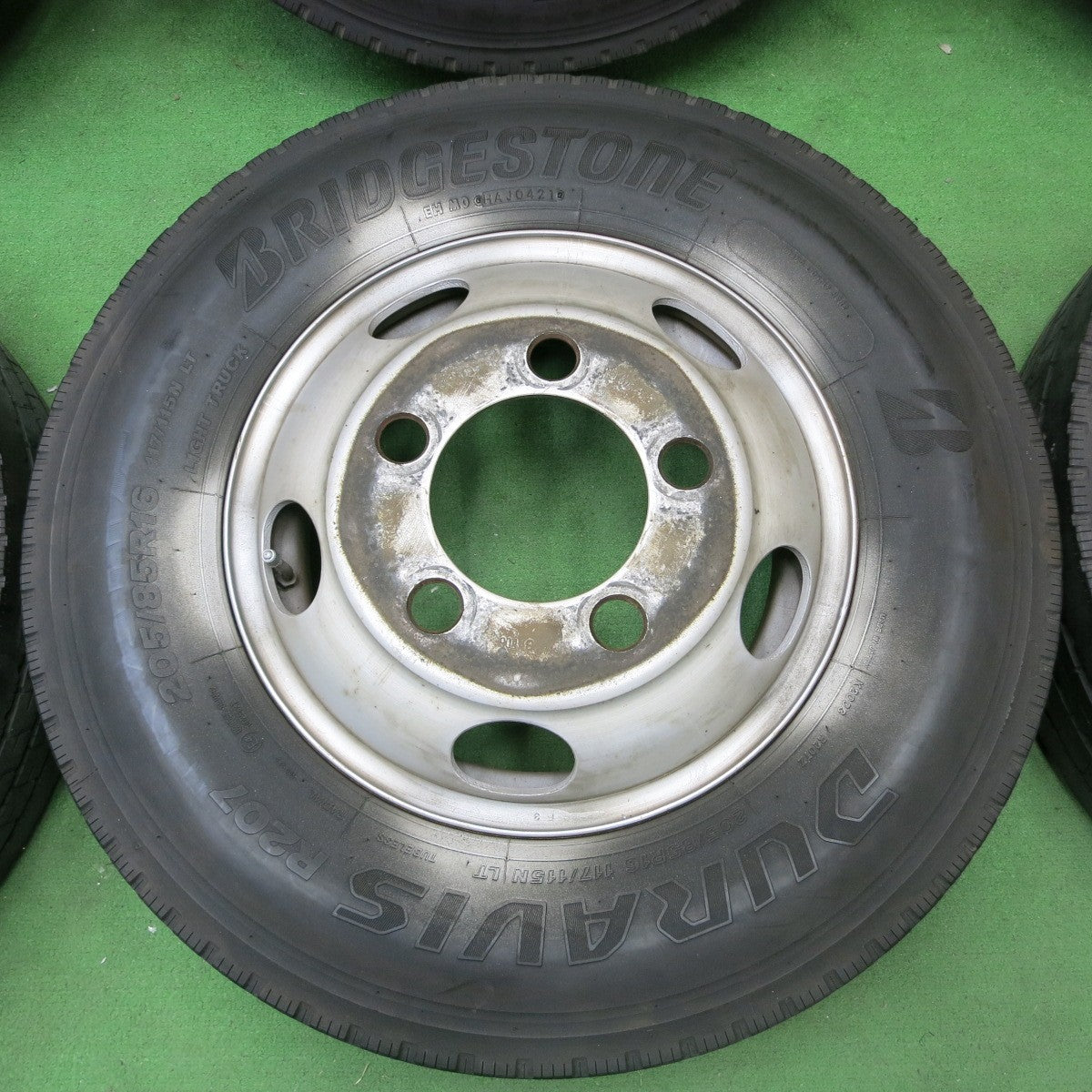 [送料無料] バリ溝！21年！8.5分★トラック タイヤ 205/85R16 117/115N ブリヂストン デュラビス R207 TOPY スチール ホイール 16インチ★4102801ナノ