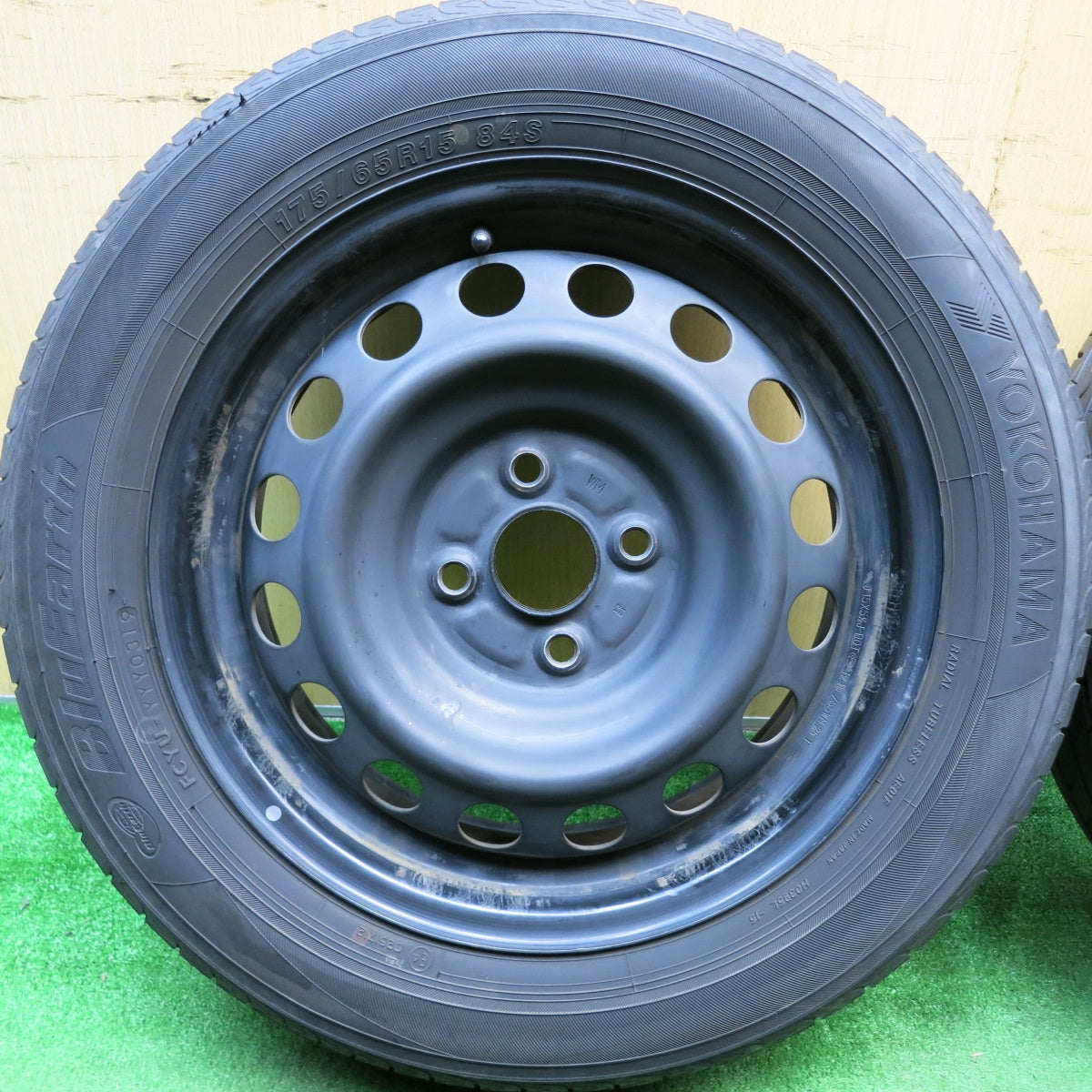 バリ溝！8.5分★175/65R15 ヨコハマ ブルーアース AE01F スチール ホイール 15インチ PCD100/4H★5060708HAノ