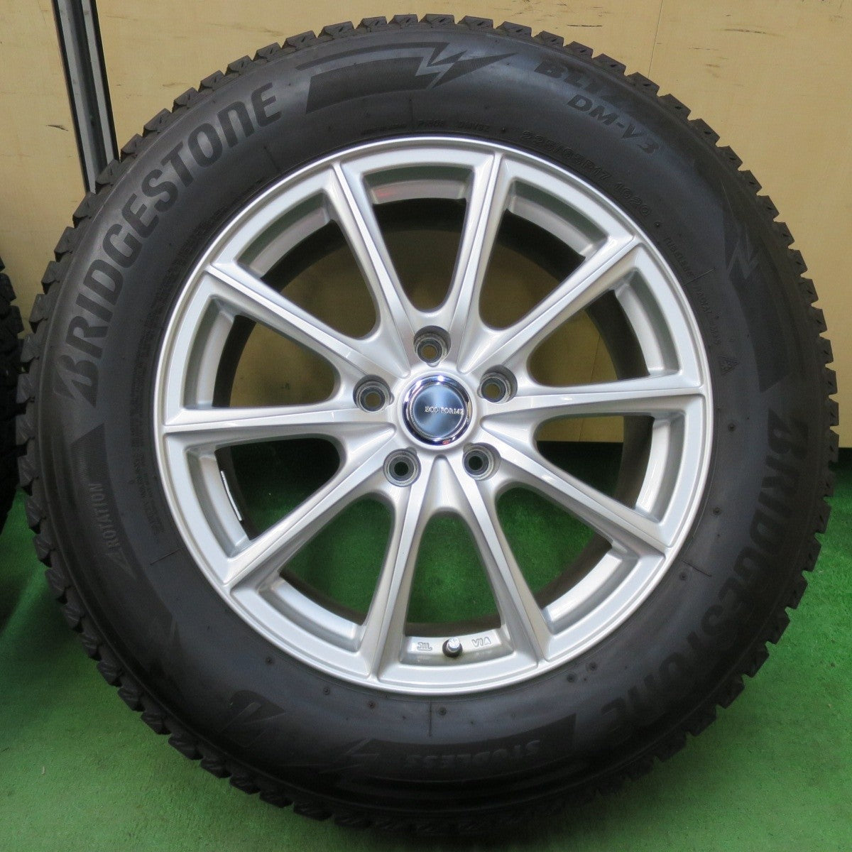 バリ溝！キレイ！9分★スタッドレス 225/65R17 ブリヂストン ブリザック DM-V3 ECO FORME エコフォルム 17インチ PCD114.3/5H★5011708イス