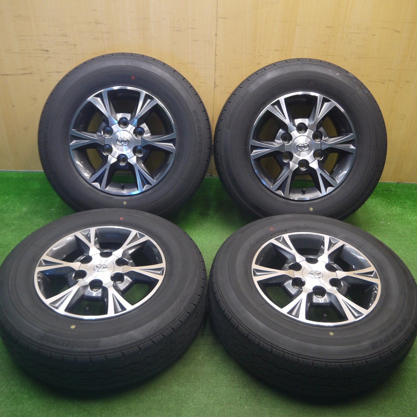 [送料無料] バリ溝！23年！キレイ！8.5分★トヨタ 200系 ハイエース 純正 OP 195/80R15 107/105N ブリヂストン エコピア RD613 15インチ PCD139.7/6H★5020511Hノ