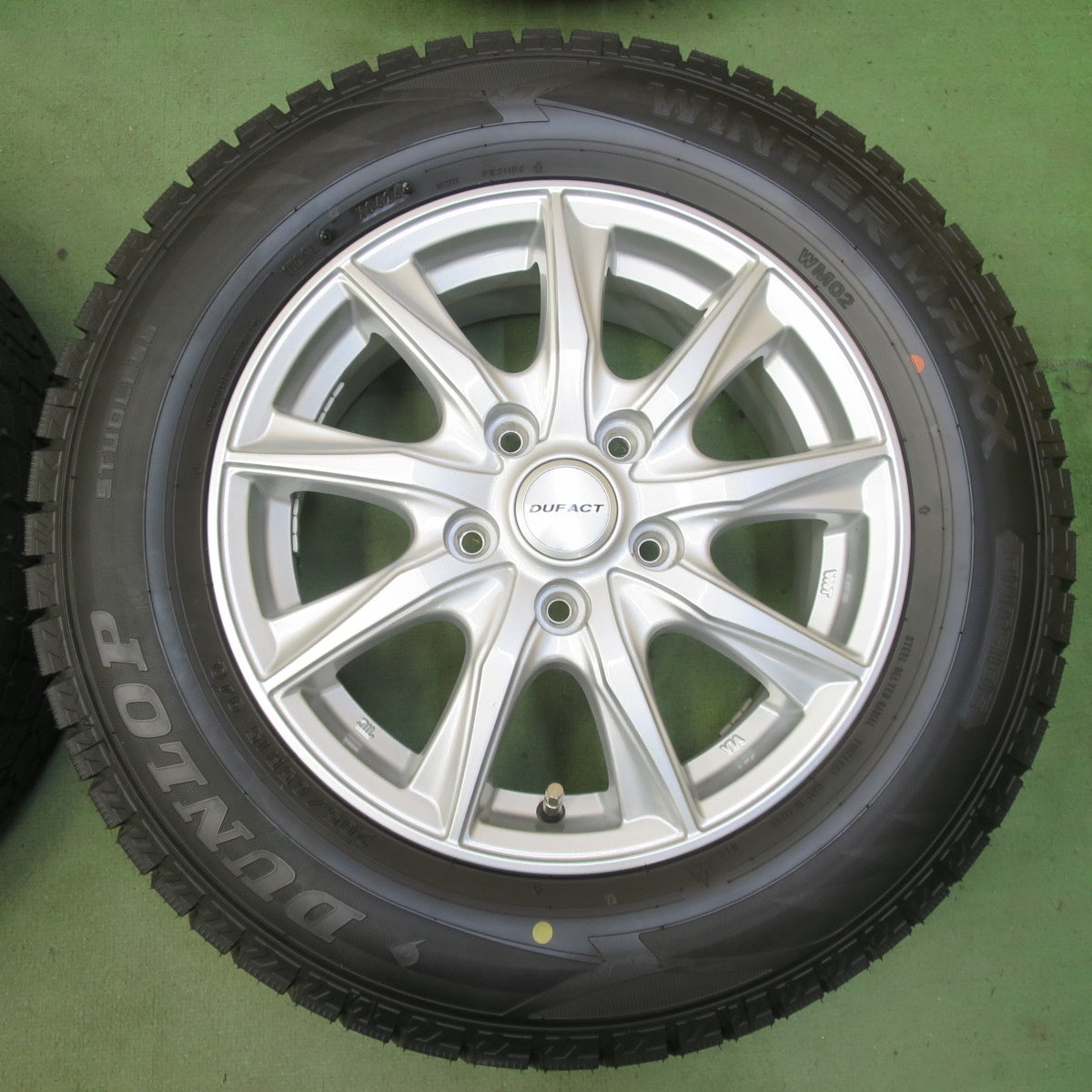 ほぼ未使用！24年！キレイ◎スタッドレス 205/65R15 ダンロップ ウインターマックス WM02 DUFACT デュファクト 15インチ PCD114.3/5H◎6072705イス