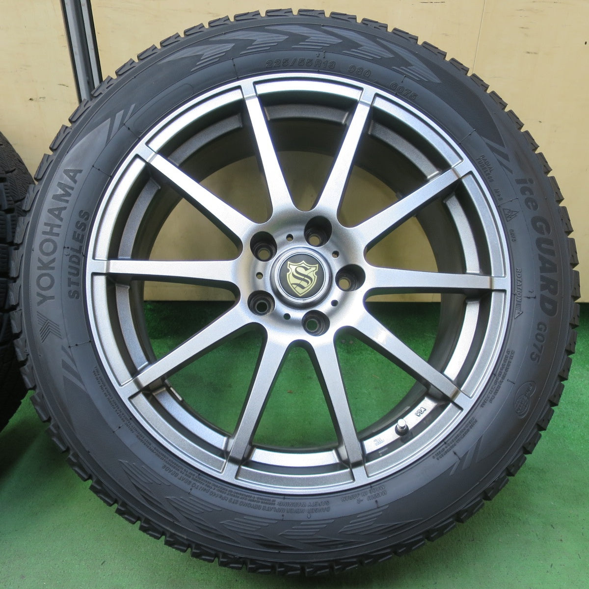 バリ溝！22年！キレイ！9.5分★スタッドレス 225/55R18 ヨコハマ アイスガード G075 社外 アルミ 18インチ PCD114.3/5H★5092605イス