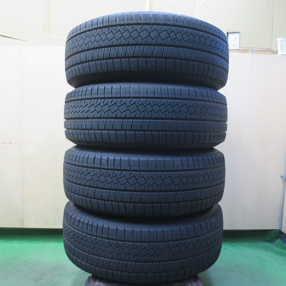 バリ溝！24年！キレイ！9.5分以上◎ワーゲン 等 EUROAXIS CROSS EDGE 235/60R18 スタッドレス ピレリ アイスゼロ アシンメトリコ 18インチ PCD112/5H◎6080603イス