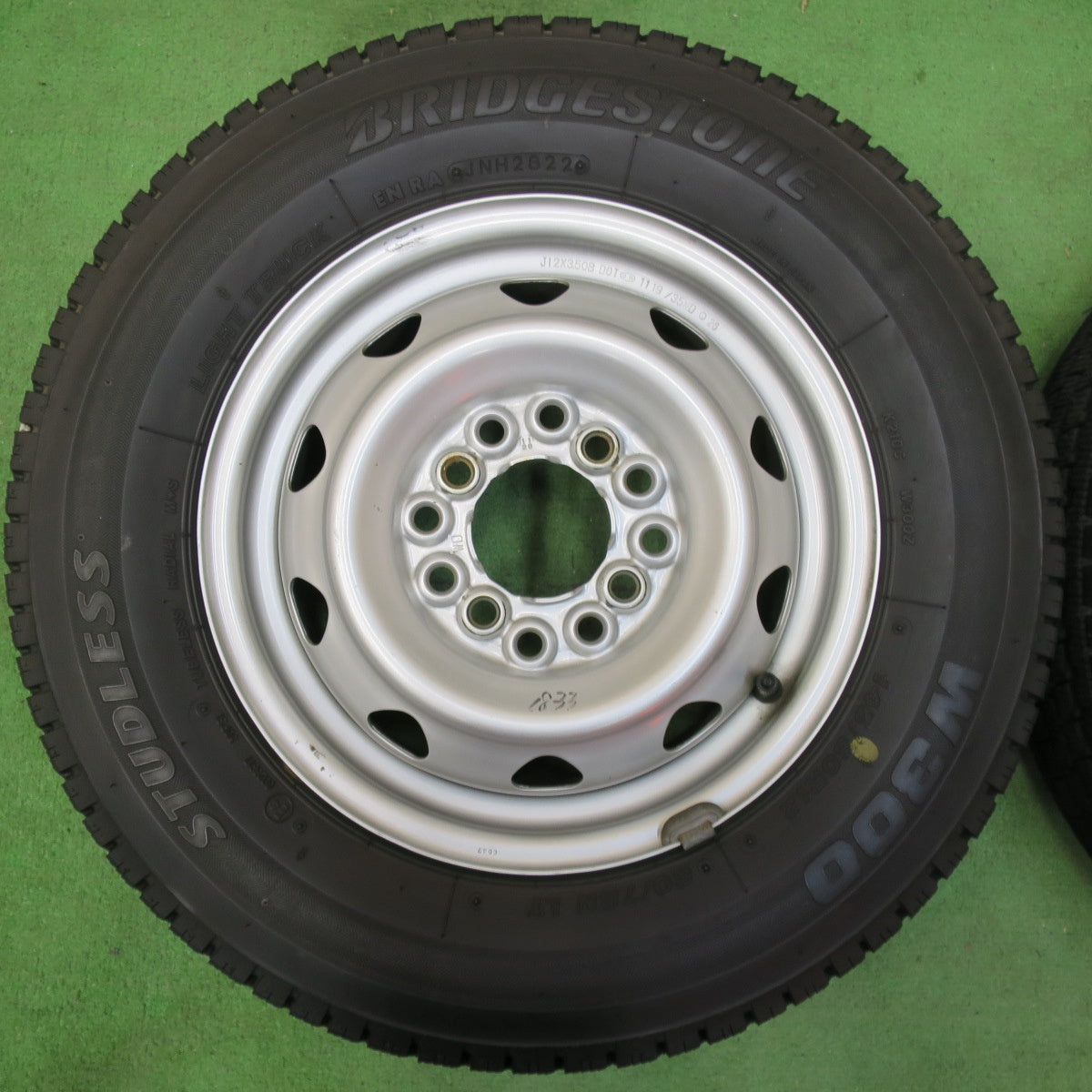 [送料無料] バリ溝！22年！キレイ！9.5分★スタッドレス 145/80R12 80/78N ブリヂストン W300 スチール ホイール 12インチ PCD 100 110 114.3/4H マルチ★5011307イス