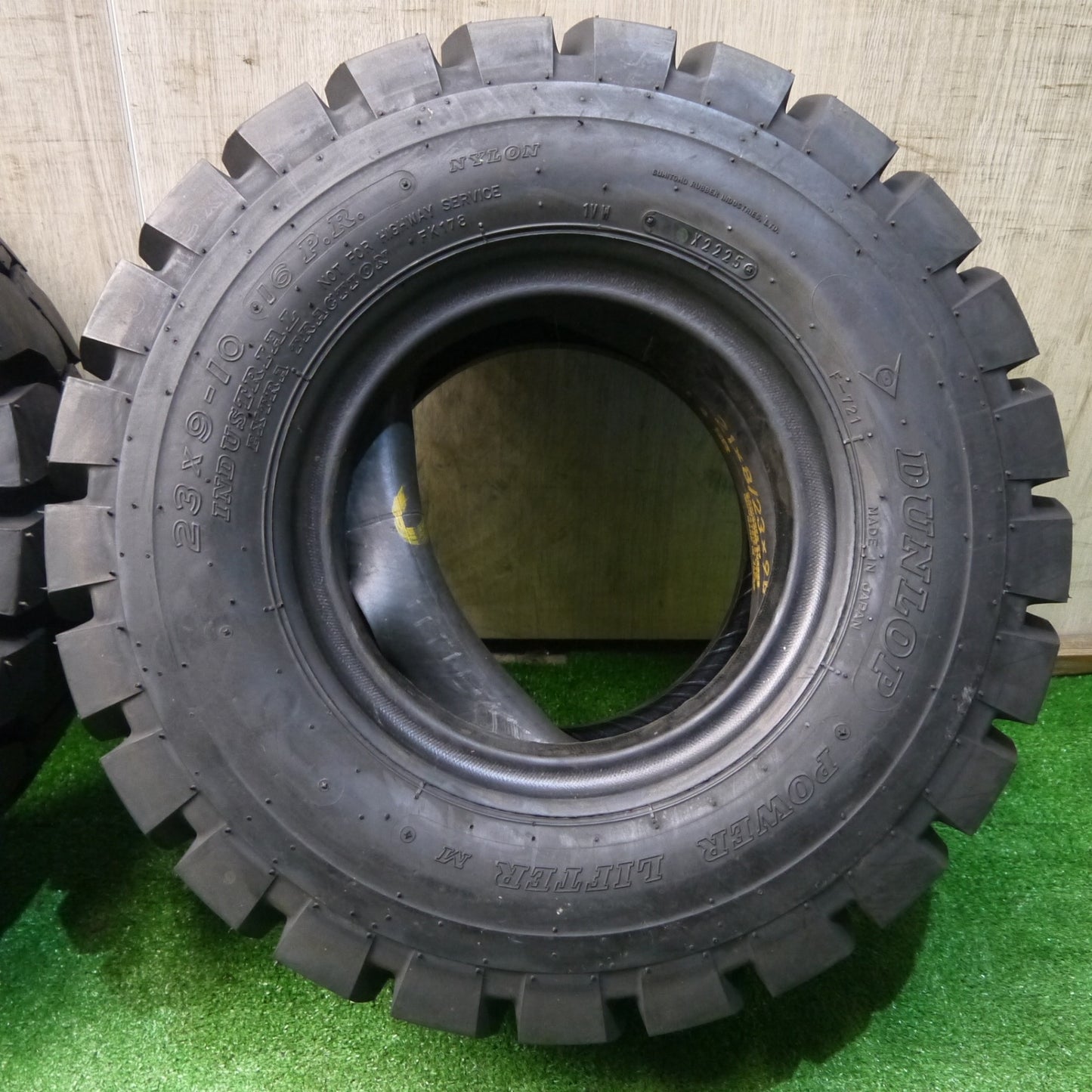 未使用！25年！2本★フォークリフト タイヤ 23×9-10 16PR ダンロップ POWER LIFTER M 21×8/23×9R10★6063005KKノタ