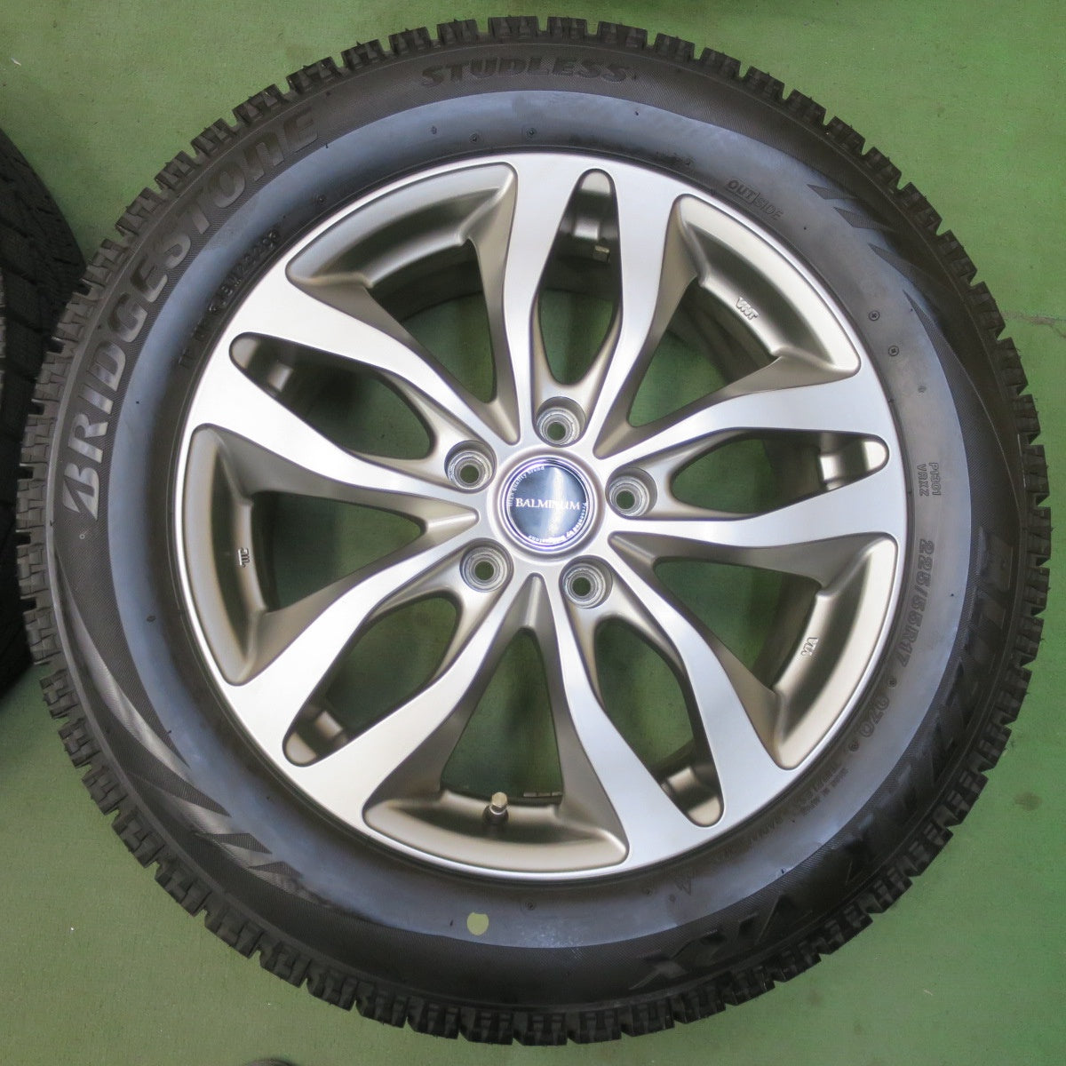 バリ溝！キレイ！9.5分以上★スタッドレス 225/55R17 ブリヂストン ブリザック VRX BALMINUM DS-M バルミナ 17インチ PCD114.3/5H★6041406イス
