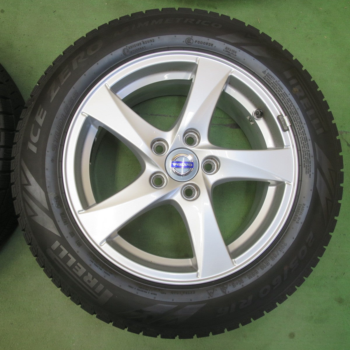 バリ溝！24年！9分★ボルボ V60 純正 205/60R16 スタッドレス ピレリ アイスゼロ アシンメトリコ 16インチ PCD108/5H★6042510イス