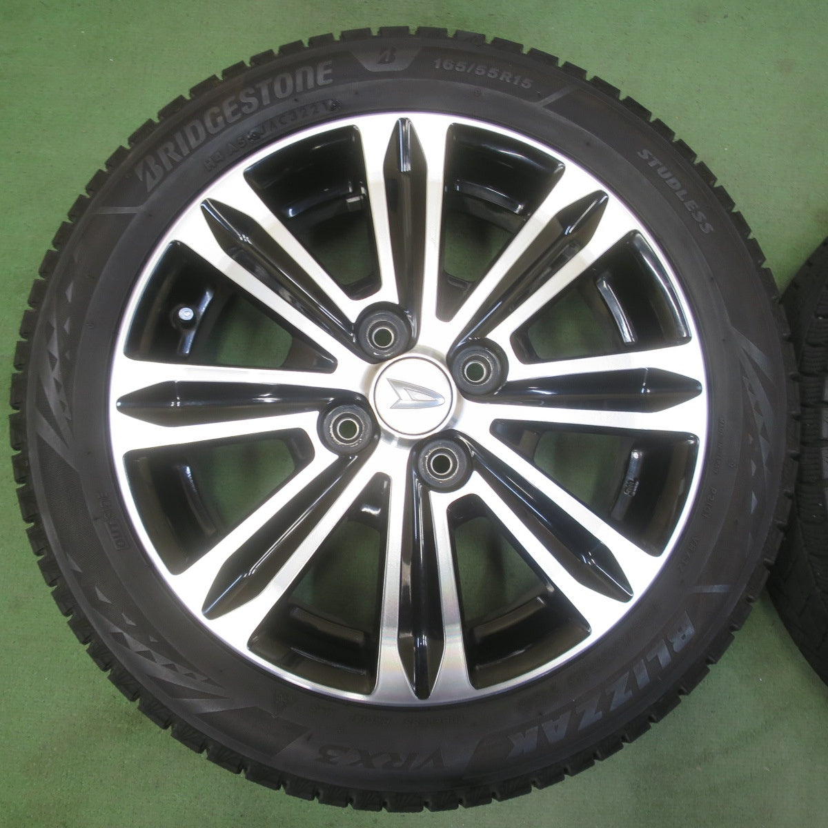 バリ溝！キレイ！8.5分★ダイハツ タント カスタム 純正 165/55R15 スタッドレス ブリヂストン ブリザック VRX3 15インチ PCD100/4H★6040906イス