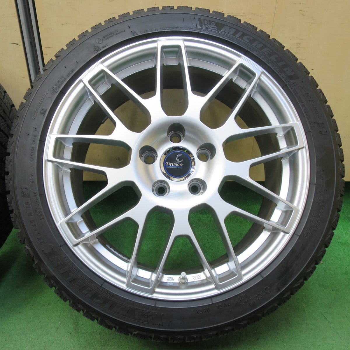 [送料無料] センサー付！バリ溝！22年！キレイ！9.5分★レクサス 等 Delmore LC.S 235/45R18 スタッドレス ミシュラン X-ICE SNOW 18インチ デルモア PCD114.3/5H★5032603イス