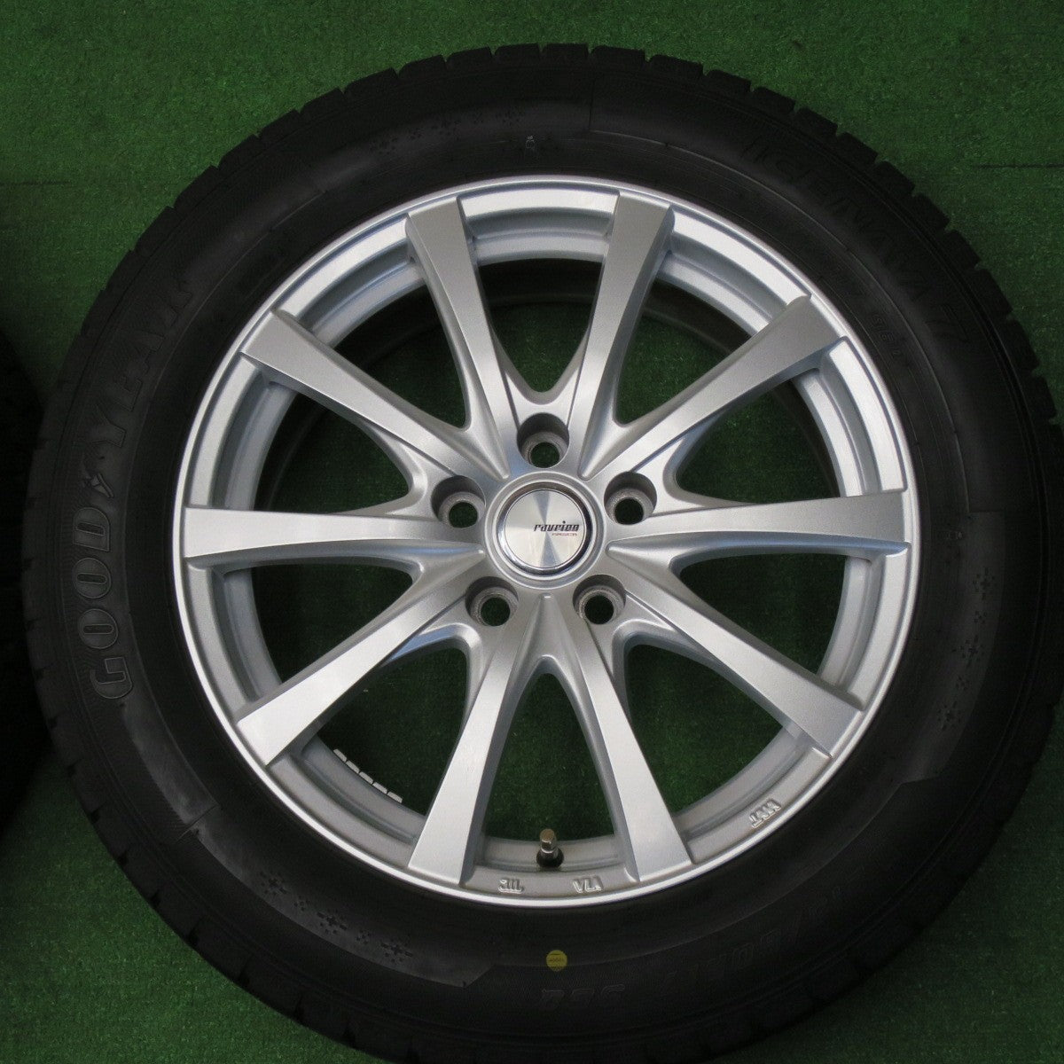 バリ溝！23年！キレイ！9.5分以上★スタッドレス 215/60R17 グッドイヤー アイスナビ7 ravrion RS01 ラブリオン 17インチ PCD114.3/5H★6040308NKス