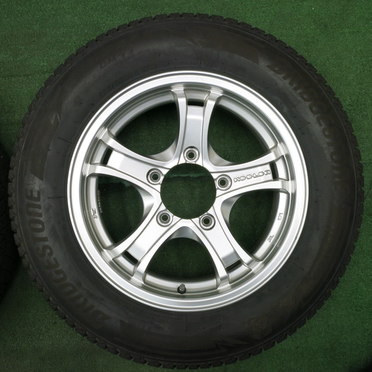 *送料無料* バリ溝！キレイ！9.5分★ジムニー 等 KEELER 175/80R16 スタッドレス ブリヂストン ブリザック DM-V3 KEELER キーラー PCD139.7/5H★4042002NJス