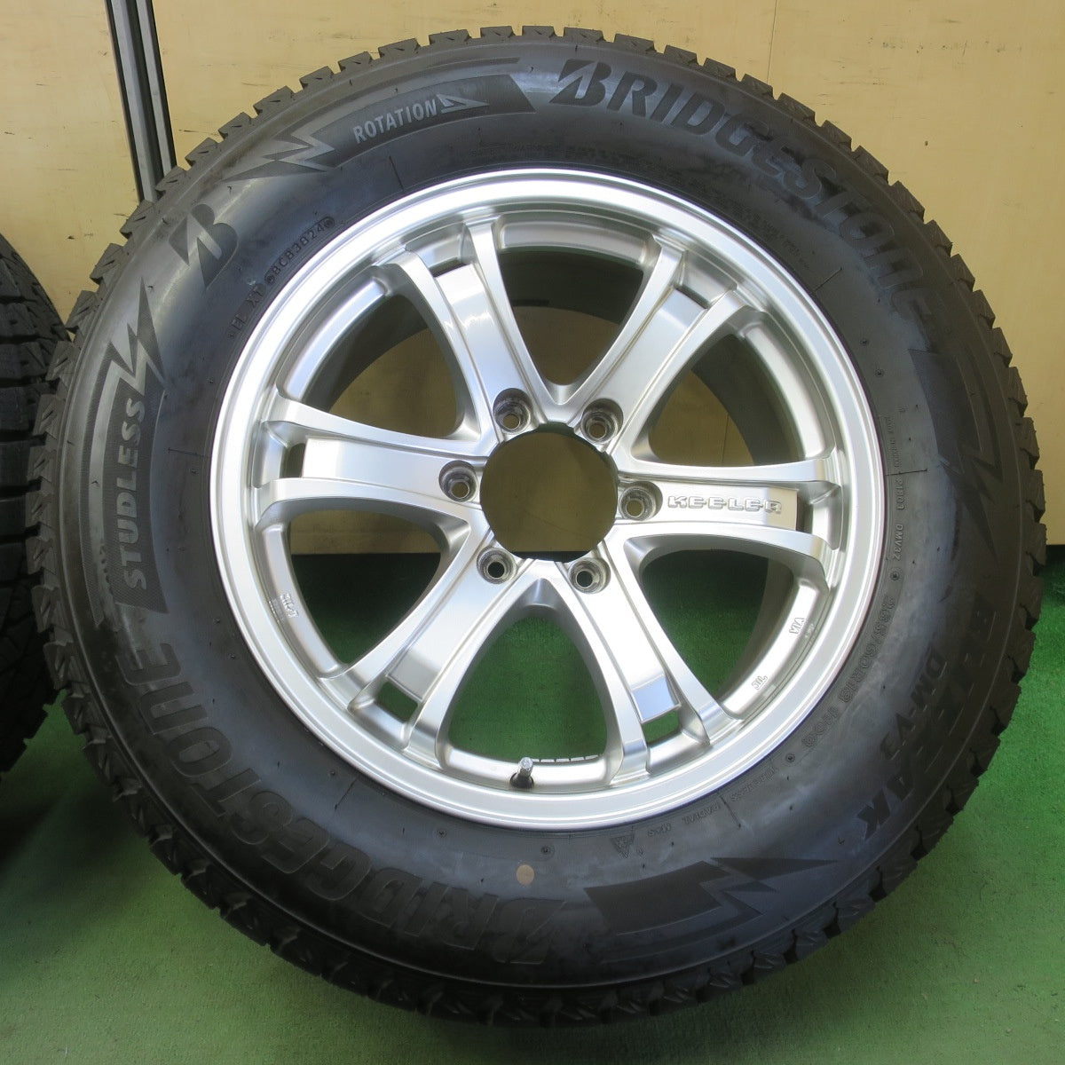 ほぼ未使用！24年！キレイ★KEELER FORCE 265/60R18 スタッドレス ブリヂストン ブリザック DM-V3 キーラー フォース 18インチ PCD139.7/6H★6051909イス