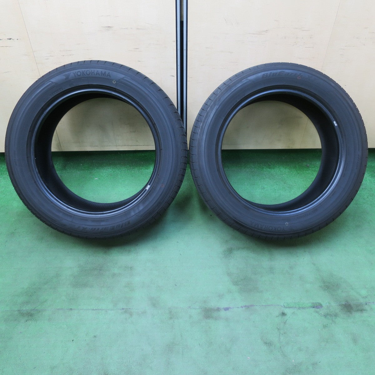 バリ溝！22年！9.5分！2本★235/55R18 ヨコハマ BluEarth-XT AE61 タイヤ 18インチ ハリアー NX GLB XC40 等★5042812イノタ