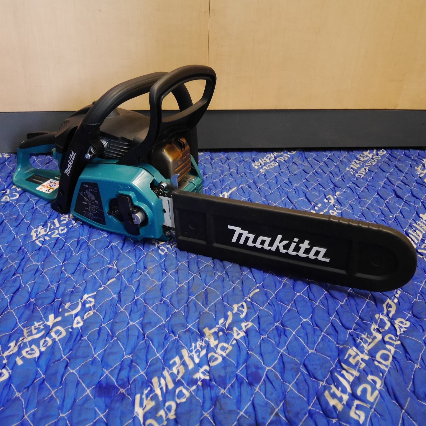 [送料無料] ☆マキタ エンジン チェンソー MEA3201M チェーンソー 切断機 makita ガイドバー 長さ 約35cm ジャンク品☆