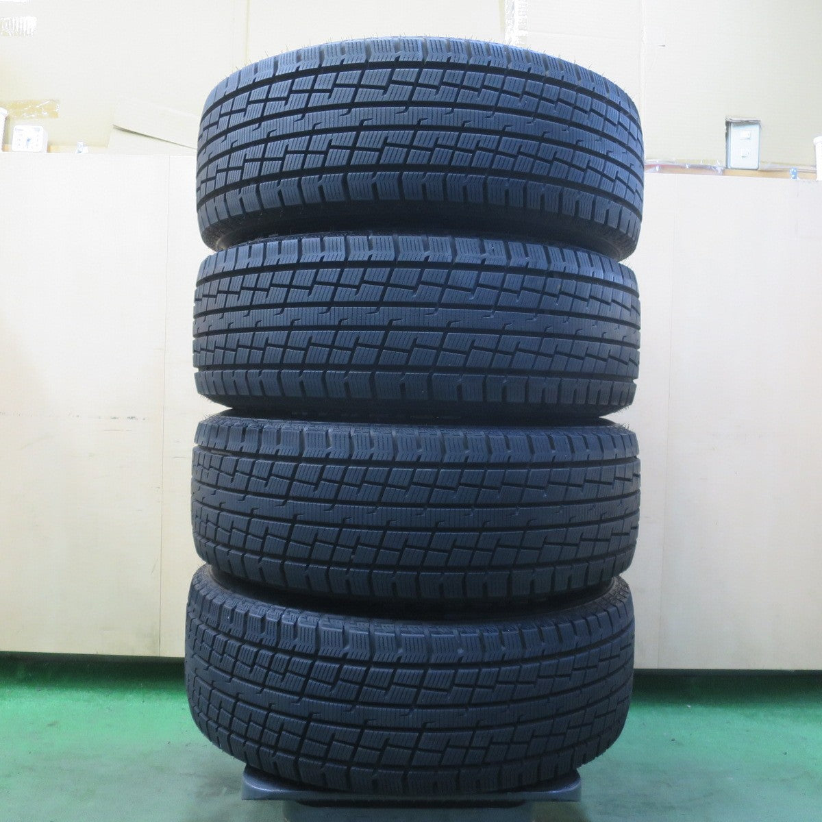 ほぼ未使用！24年！キレイ◎LEHRMEISTER GEAR LMG MS-9W 235/60R18 スタッドレス グリップマックス GRIP ICE X SUV レアマイスター 18インチ PCD114.3/5H◎6093009イス