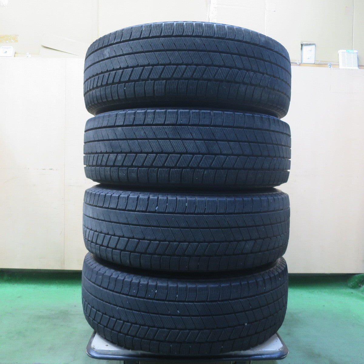バリ溝！24年！9分◎スタッドレス 225/65R17 ブリヂストン ブリザック VRX3 DILETTO ディレット 17インチ PCD114.3/5H◎6092907イス