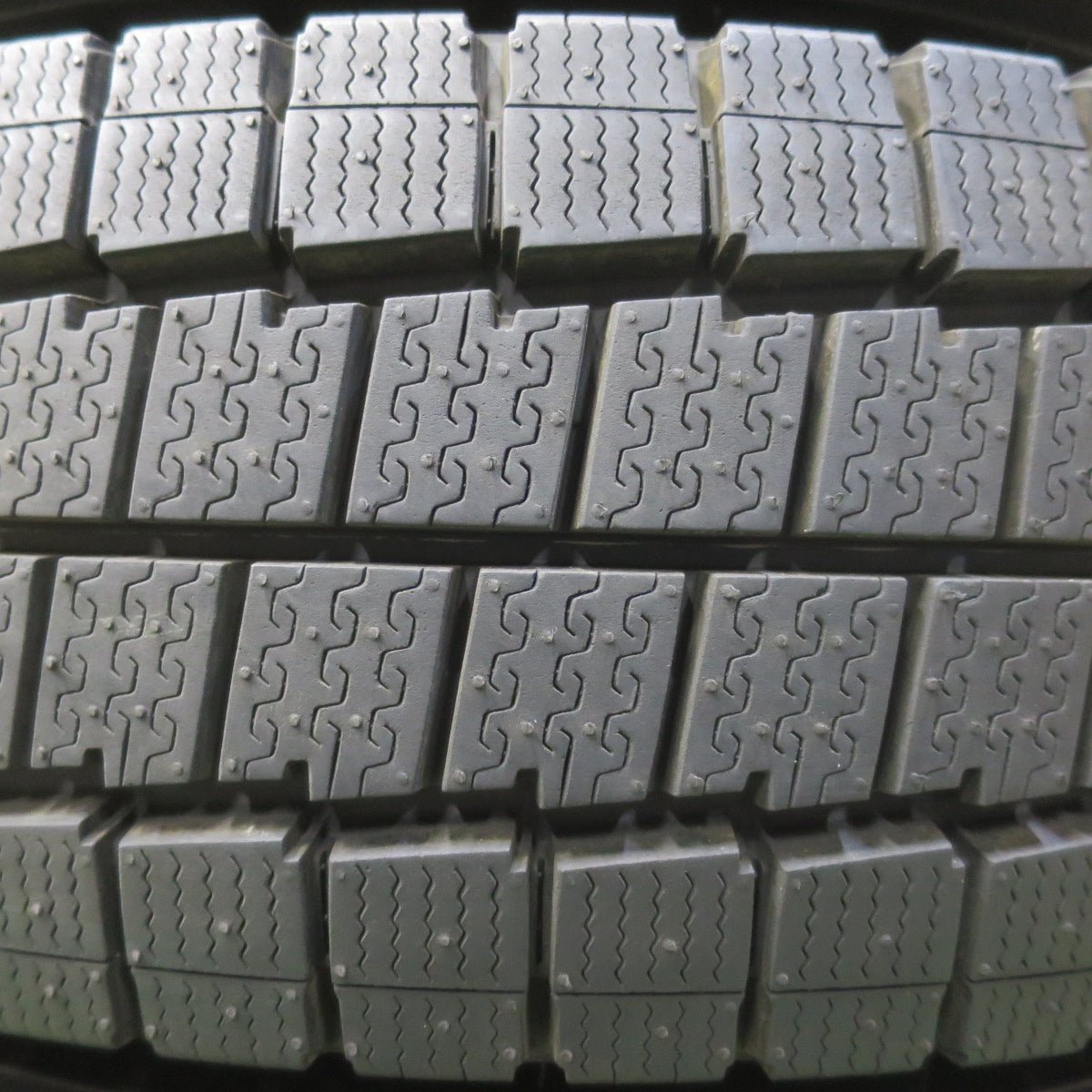 ほぼ未使用！24年！美品◎WILD CRUISING KC-X 195/80R15 107/105N スタッドレス ダンロップ ウインターマックス LV01 for VAN ワイルド クルージング 15インチ PCD139.7/6H◎6100606イス