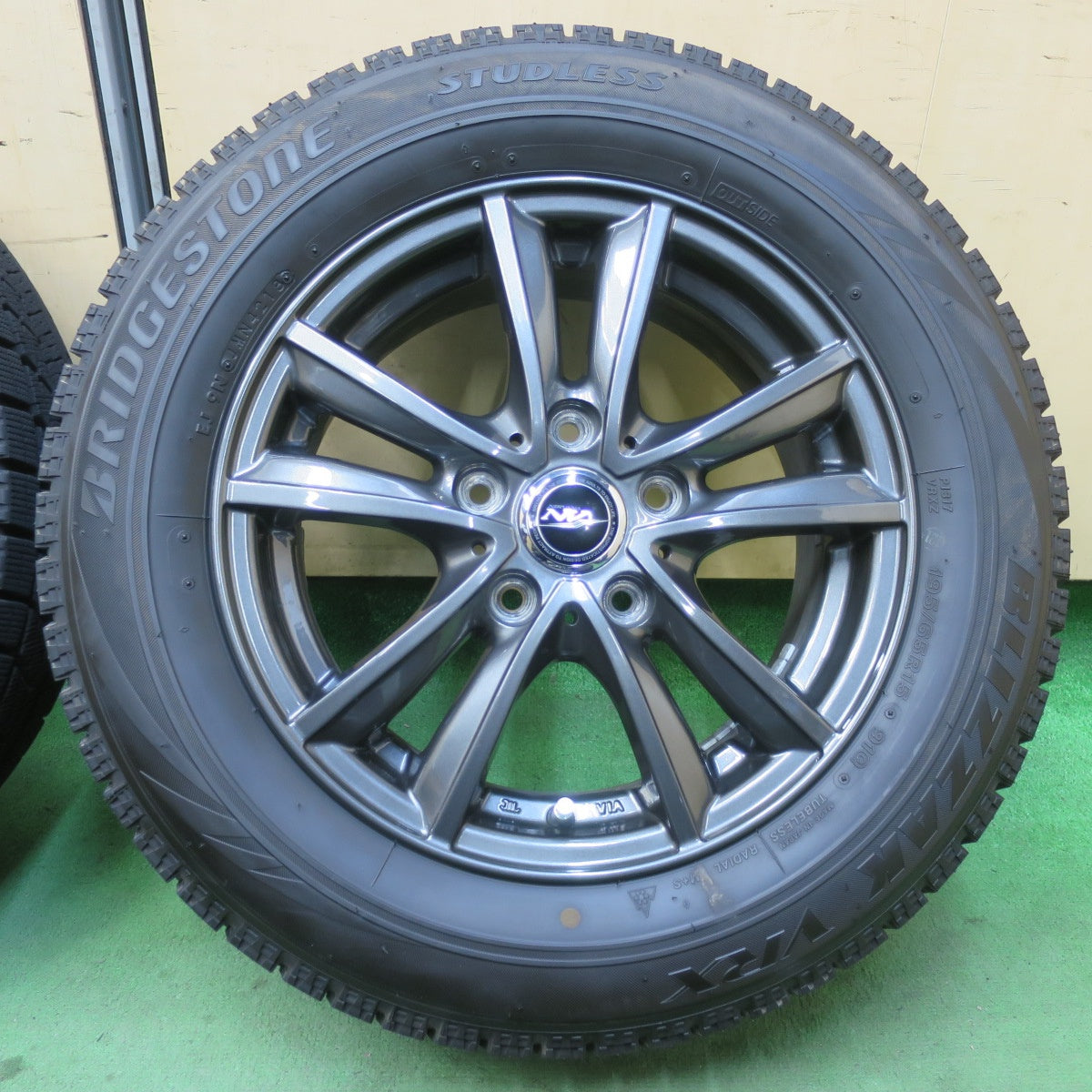 バリ溝！キレイ！ほぼ10分★スタッドレス 195/65R15 ブリヂストン ブリザック VRX NIRVANA NV ニルバーナ ニルヴァーナ 15インチ PCD114.3/5H★5122908イス