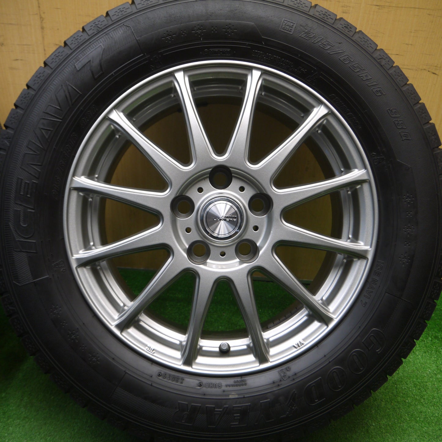 [送料無料] バリ溝！キレイ！9.5分以上★スタッドレス 215/65R16 グッドイヤー アイスナビ7 ravrion LUMIERE ラブリオン 16インチ PCD114.3/5H★5011503Hス