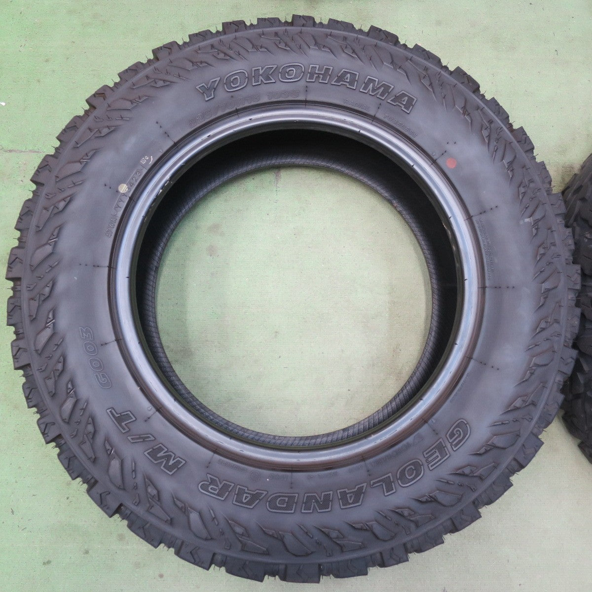 バリ溝！23年！8.5分★225/70R16 ヨコハマ ジオランダー M/T G003 タイヤ 16インチ ジムニー シエラ デリカ D:5 RAV4 等★6062603イノタ