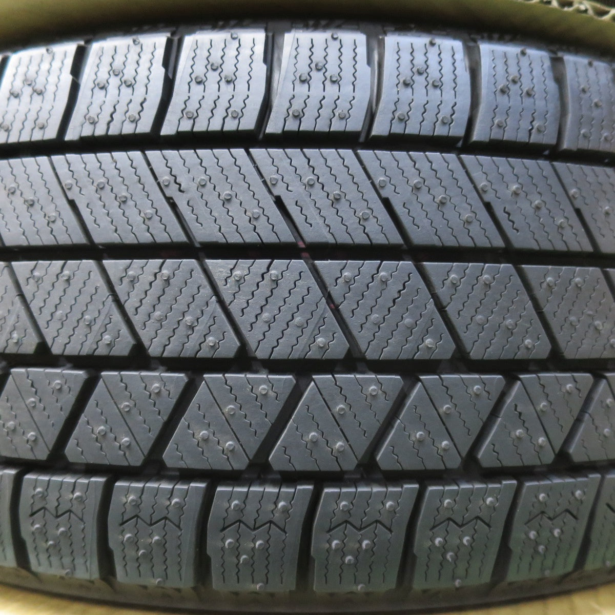 [送料無料] 超バリ溝！21年！キレイ！ほぼ10分★スタッドレス 195/45R17 ブリヂストン ブリザック VRX3 BALMINUM バルミナ 17インチ PCD114.3/5H★4111408イス