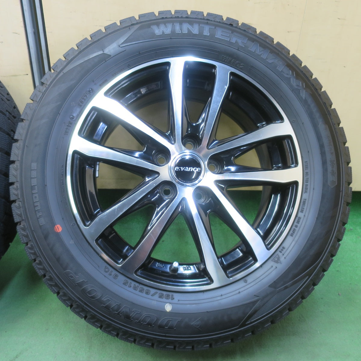 バリ溝！25年！キレイ！ほぼ10分★プリウス 等 195/65R15 スタッドレス ダンロップ ウインターマックス WM02 evance HA1 エヴァンス 15インチ PCD100/5H★6050808イス