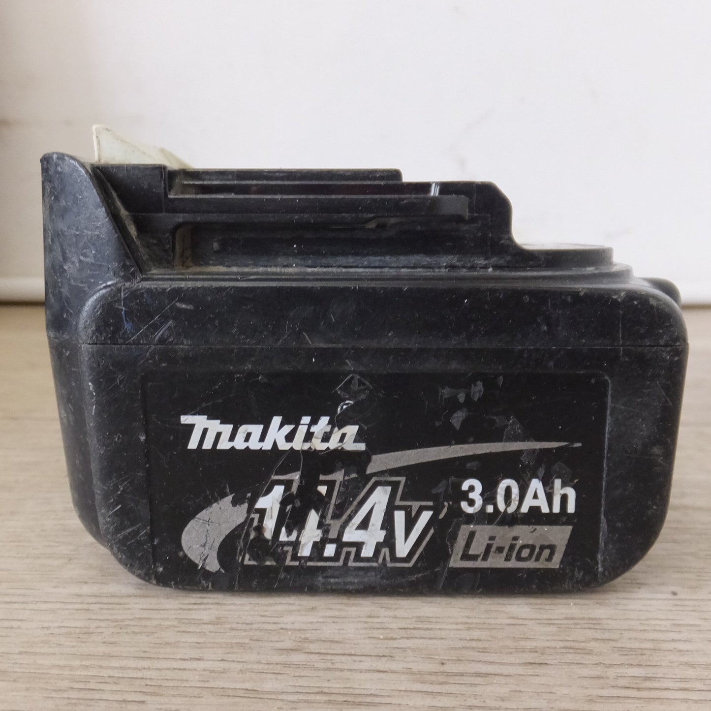 [送料無料] ★マキタ makita 充電式インパクトドライバ TD132DRFXW 14.4V　バッテリ 1個★
