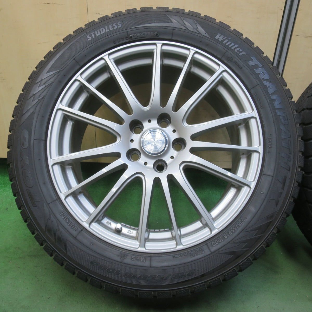 バリ溝！キレイ！9.5分★スタッドレス 235/55R18 トーヨー ウインター トランパス TX ravrion selzer ラブリオン 18インチ PCD114.3/5H★6060407イス