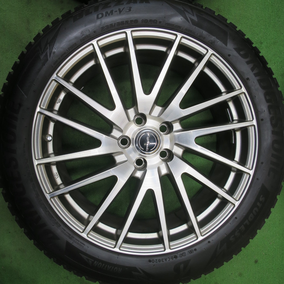 バリ溝！キレイ！8.5分★スタッドレス 235/55R20 ブリヂストン ブリザック DM-V3 Lefinada レフィナーダ 20インチ PCD114.3/5H★5051704TTス