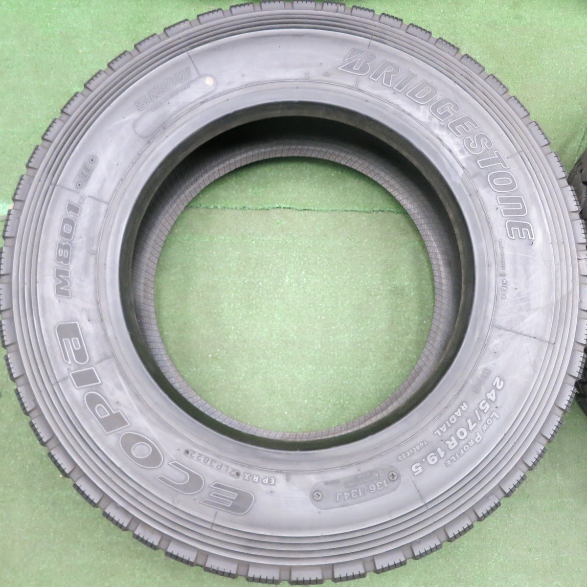 *送料無料* 新車外し！22年！ほぼ未使用★トラック タイヤ 245/70R19.5 136/134J ブリヂストン エコピア M801Ⅱ ミックス 19.5インチ★4071002HAノタ