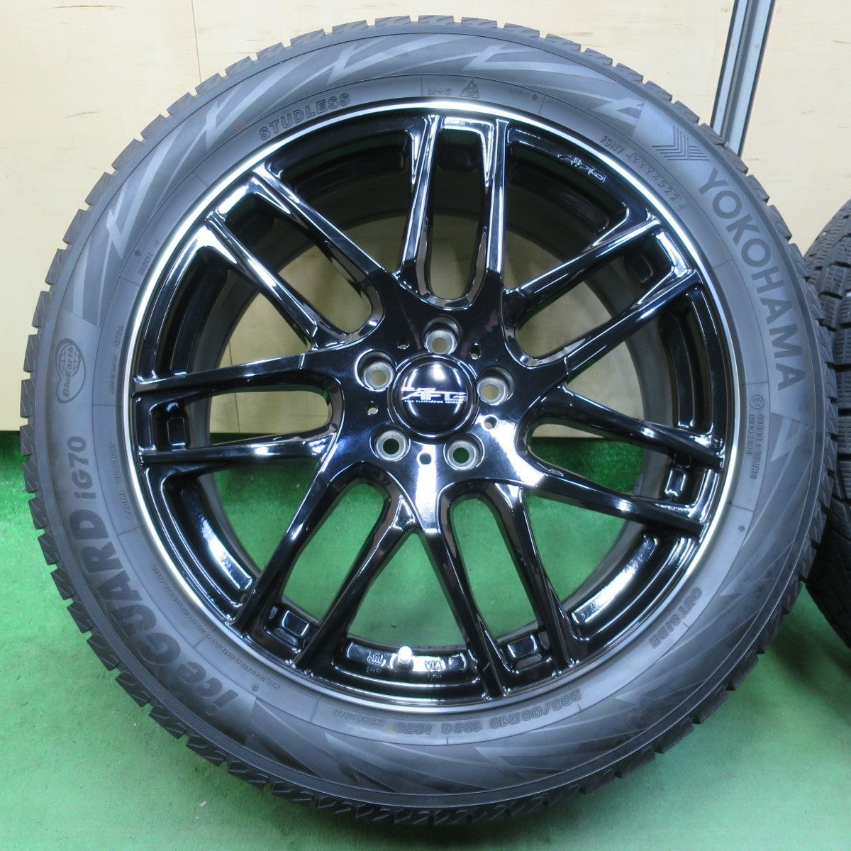 [送料無料] バリ溝！22年！キレイ！9分★ボルボ等 EURO AFG 235/50R19 スタッドレス ヨコハマ アイスガード iG70 19インチ PCD108/5H★5032604イス