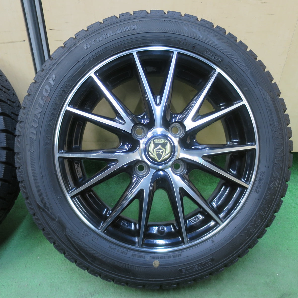 バリ溝！24年！キレイ！ほぼ10分★スタッドレス 155/65R14 ダンロップ ウインターマックス WM02 RiZLEY ライツレー 14インチ PCD100/4H★6012703イス