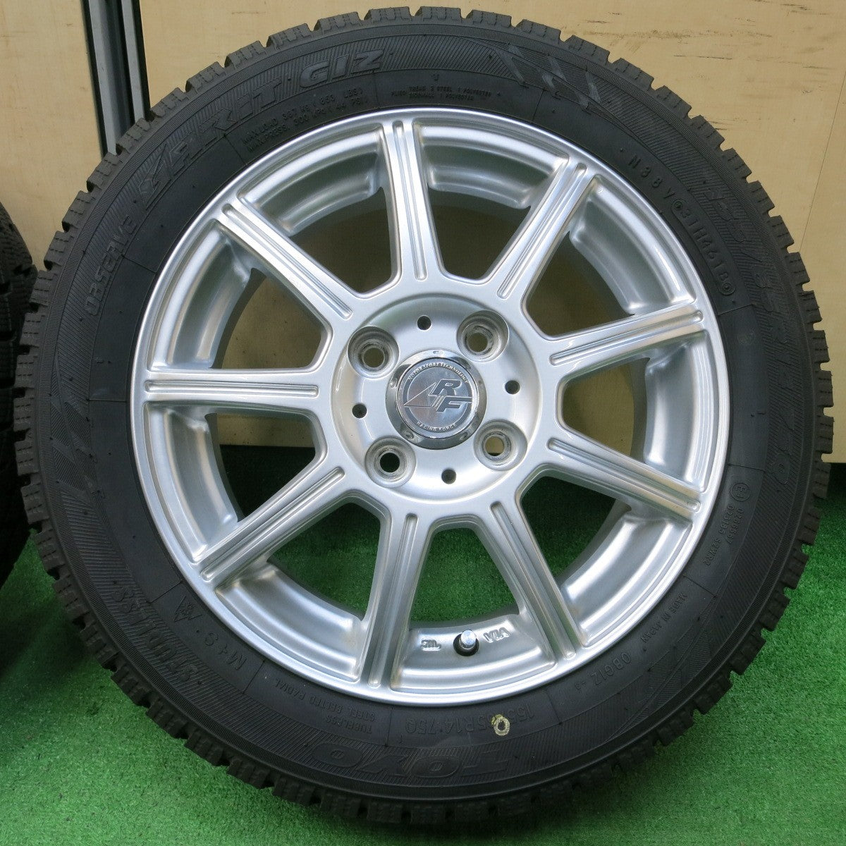 *送料無料* 超バリ溝！キレイ！ほぼ10分★スタッドレス 155/65R14 トーヨー オブザーブ ガリット GIZ RACING FORCE レーシング フォース PCD100/4H★4043001イス