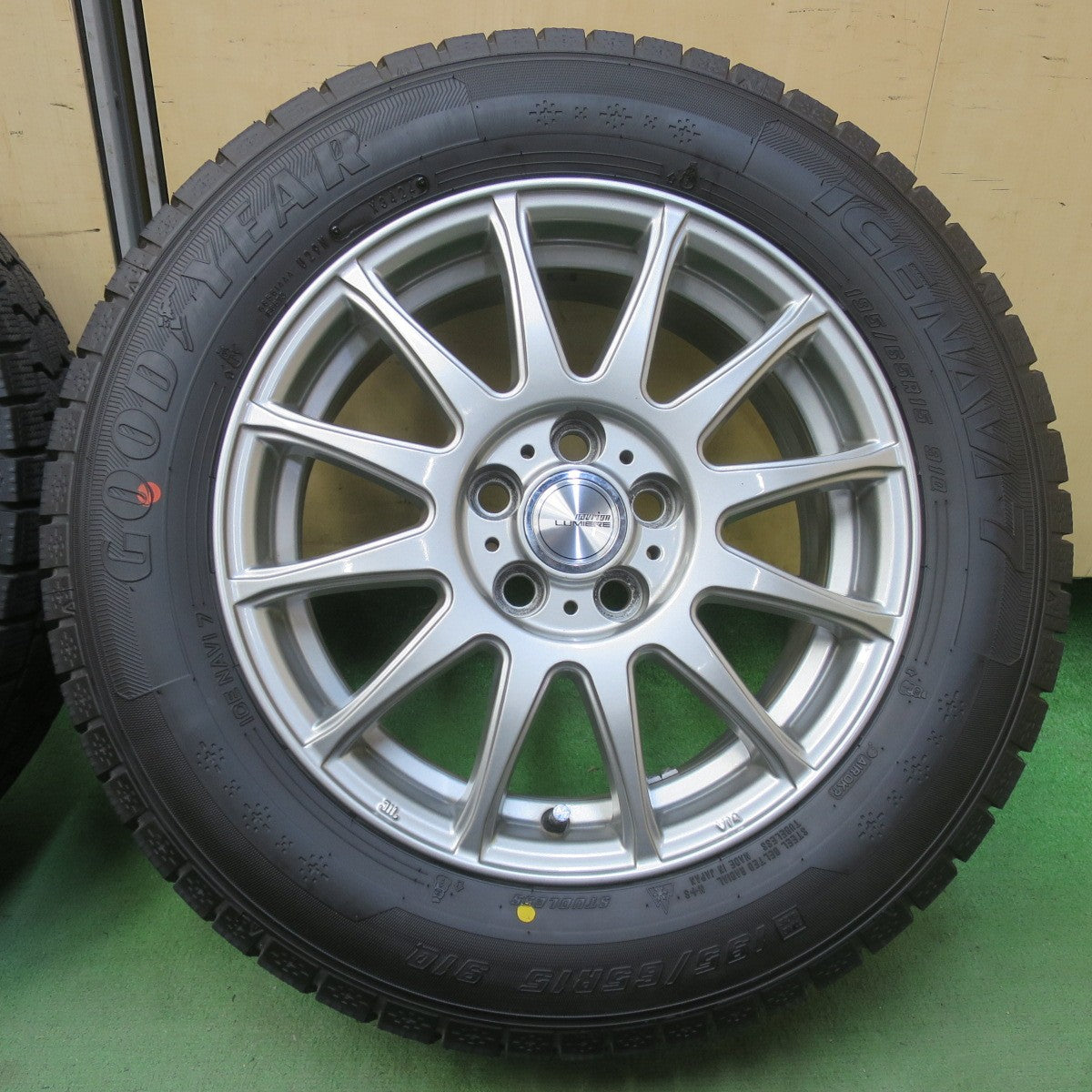 バリ溝！24年！キレイ！9.5分★プリウス 等 195/65R15 スタッドレス グッドイヤー アイスナビ7 ravrion LUMIERE ラブリオン 15インチ PCD100/5H★6032310イス