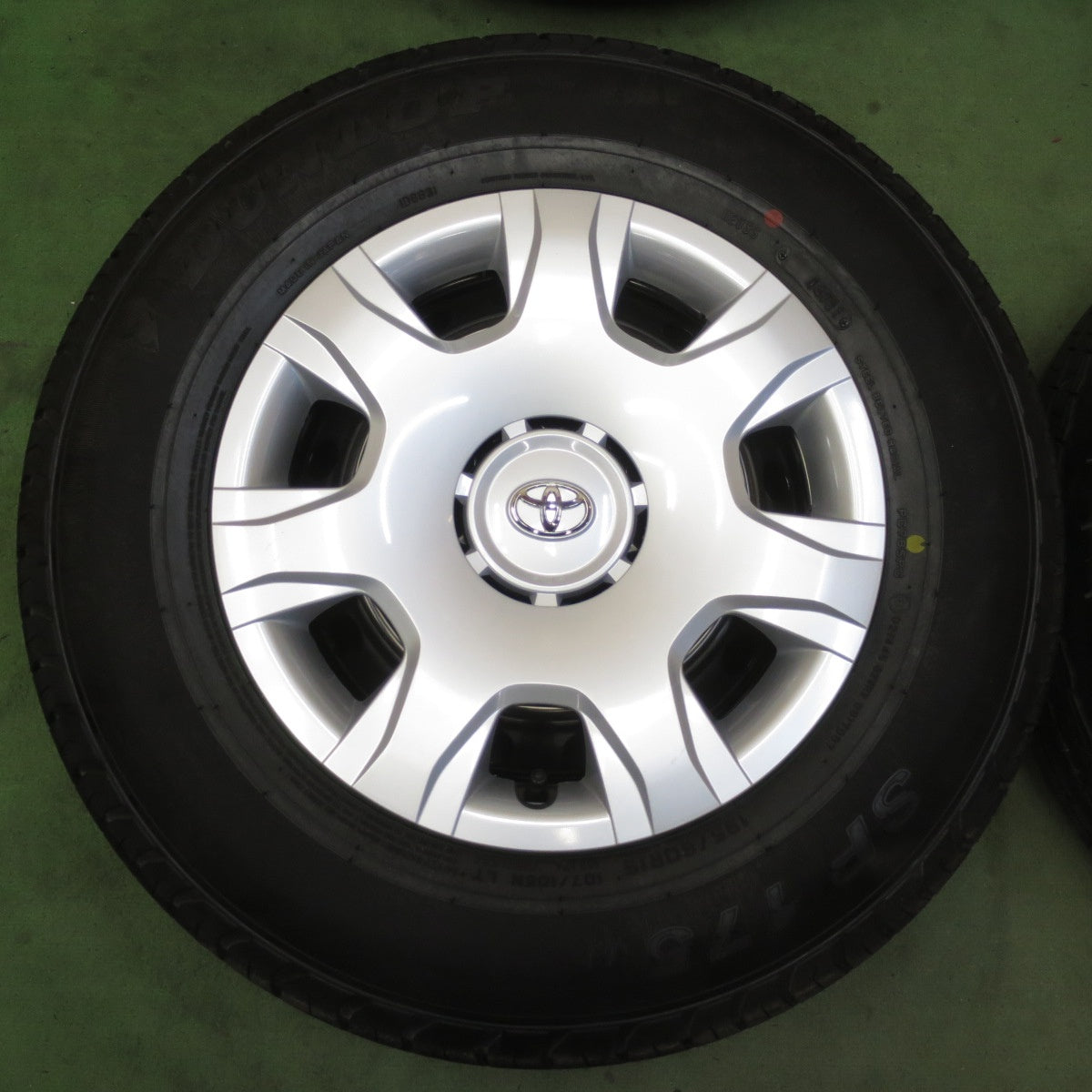 新車外し★トヨタ 200系 ハイエース 純正 スチール 195/80R15 107/105N ダンロップ SP175N 15インチ PCD139.7/6H★6050515イノ
